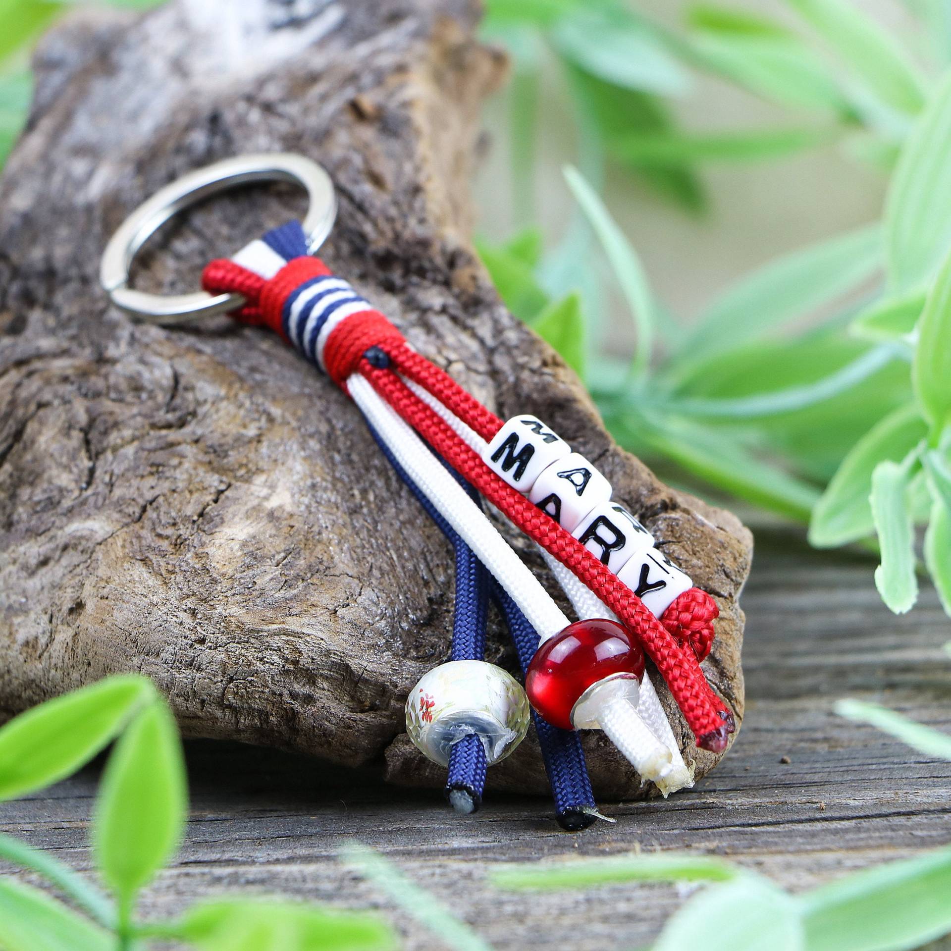 Personalisierter Schlüsselanhänger Aus Paracord Mit Perlen, Rot Und Blau, Weitere Farben Möglich Personalisierter Schlüsselanhänger Aus Paracord Mit Perlen, Rot Und Blau, Weitere Farben Möglich von WyldfangArtsAndCraft
