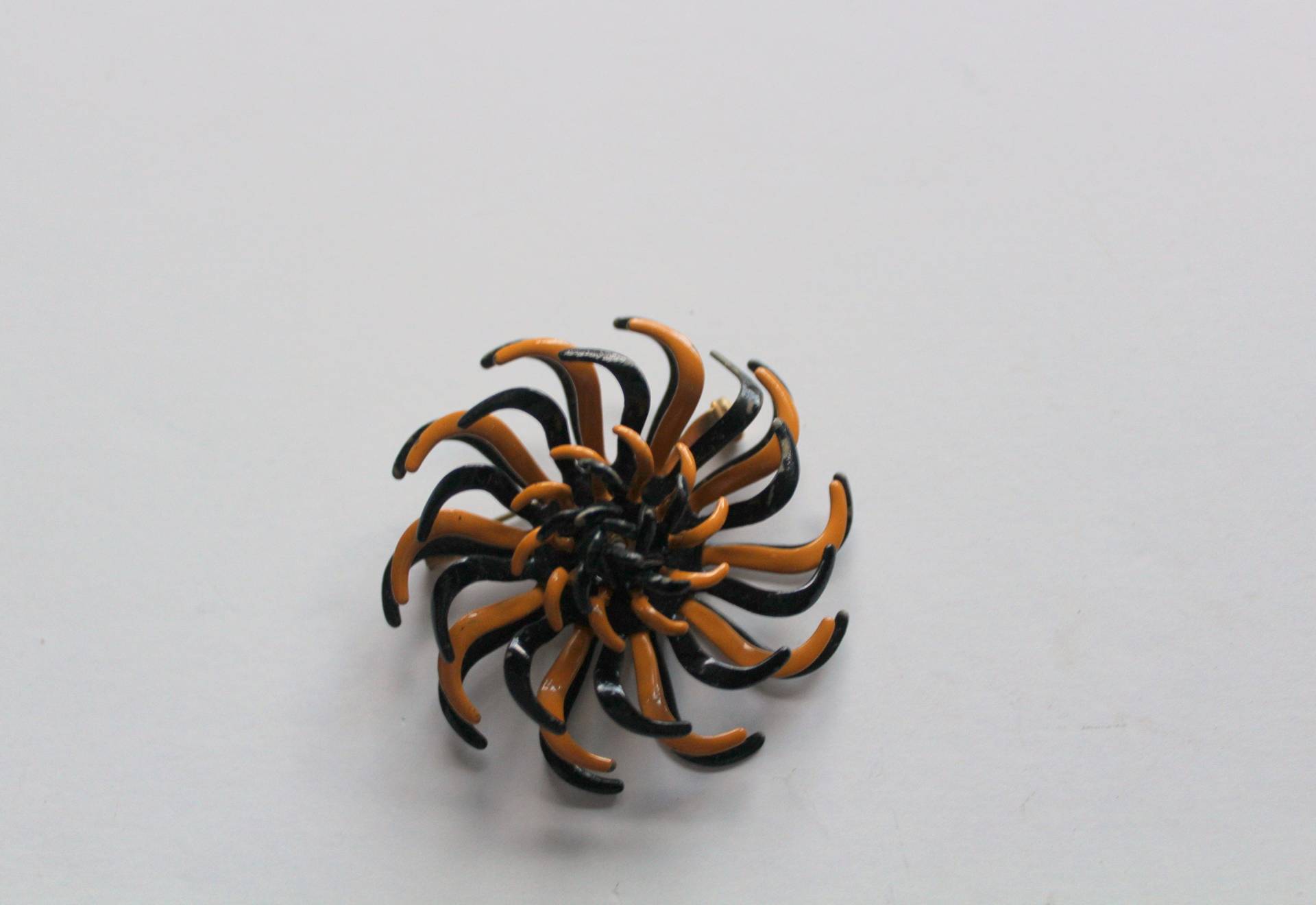 Vintage Mod Orange Und Schwarz Swirly Flower Emaille Brosche 1960Er Jahre von WylieOwlBoutique