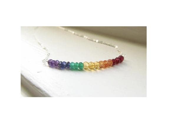 Edelstein Regenbogen Halskette Pride Chakras Granat Citrin Karneol Onyx Iolith Amethyst Silberkette von WynnDesign