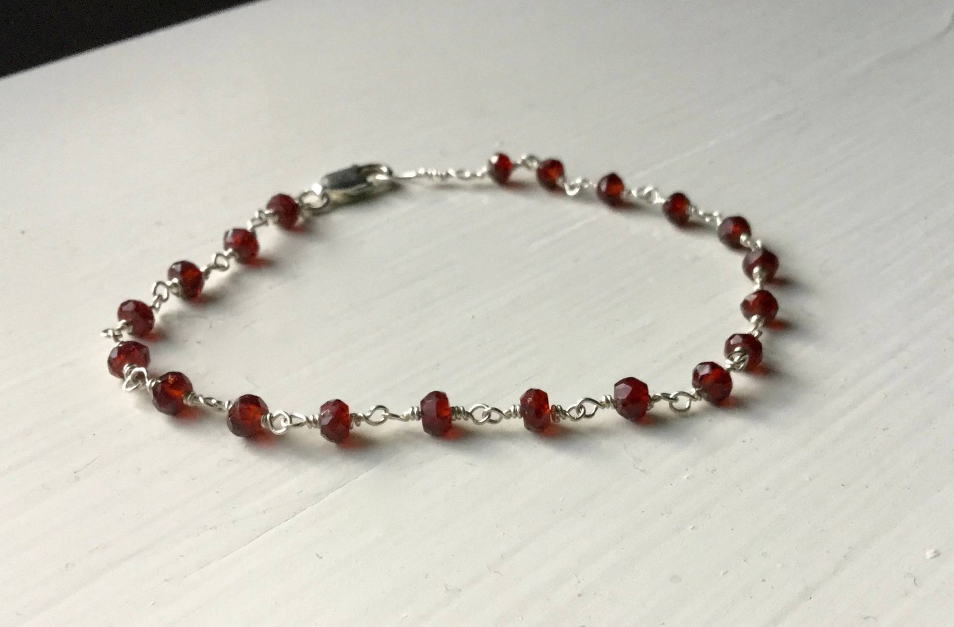 Granat Armband Januar Geburtsstein Rosenkranz Goldfill Silber Oxidiert Rose Gelb Gold Station Style von WynnDesign