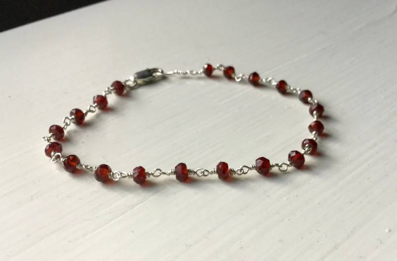 Granat Armband Januar Geburtsstein Rosenkranz Goldfill Silber Oxidiert Rose Gelb Gold Station Style von WynnDesign