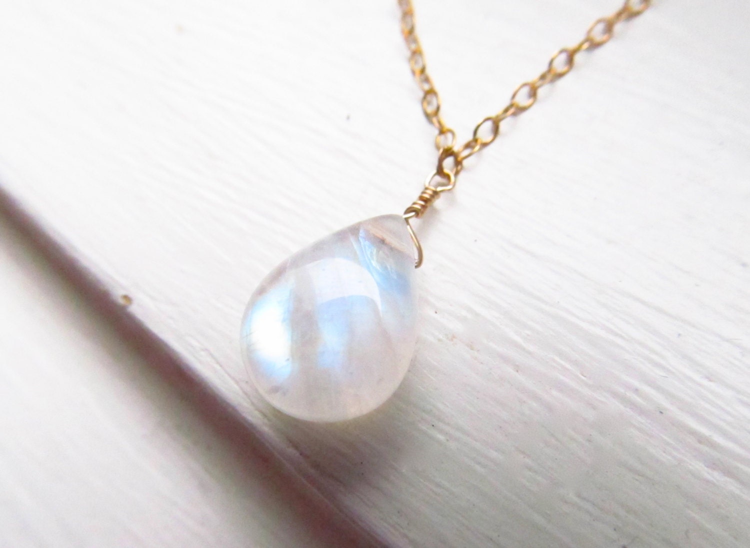 Regenbogen Mondstein Teardrop Halskette Juni Geburtsstein, Gold Oder Silber von WynnDesign