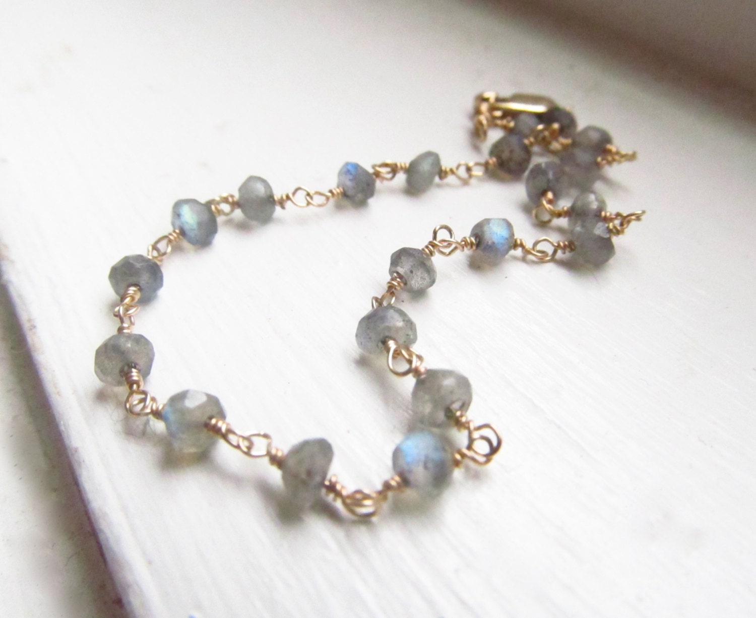 Labradorit Armband Rosa Grau Blau Blitz Silber Gold Station Style von WynnDesign