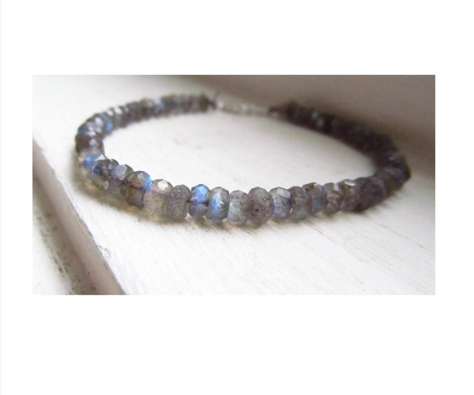 Labradorit Armband Seidenfaden Blau Feuergrau Silberfarben Zart Elegant von WynnDesign