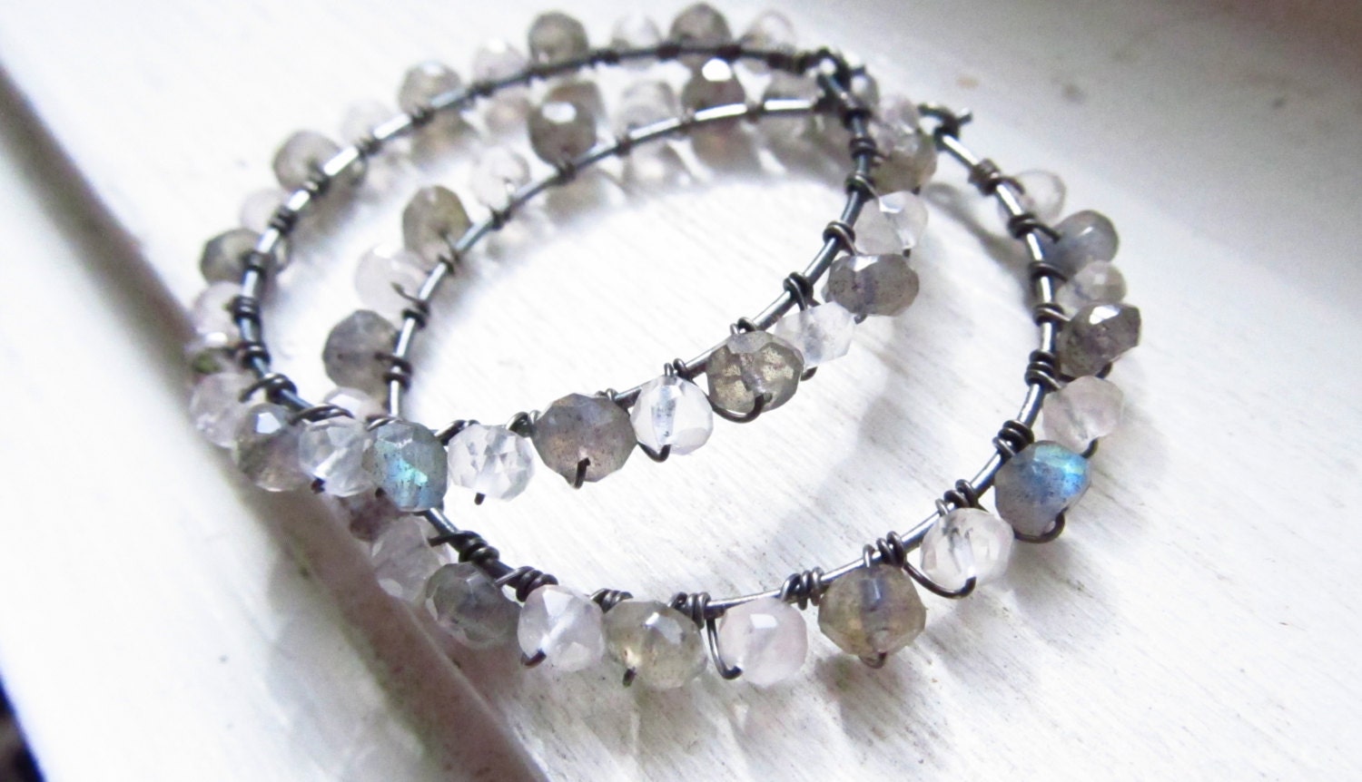 Labradorit Regenbogen Mondstein Creolen Oxidiertes Sterling Silber von WynnDesign