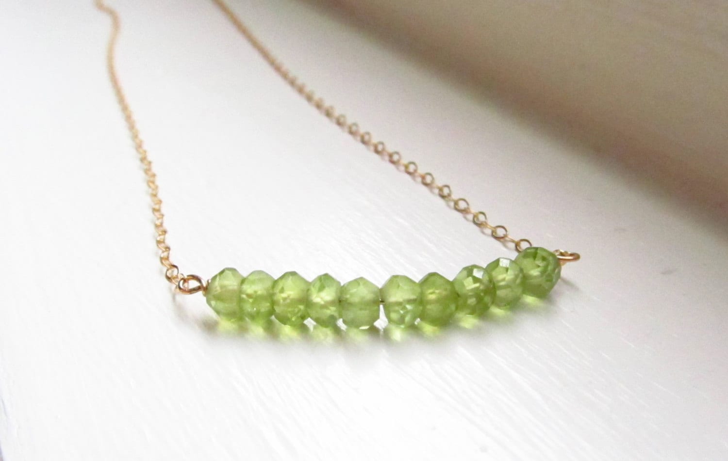 Peridot Kette August Geburtsstein Bar Frühling Grün Gold Silber Rondelle von WynnDesign