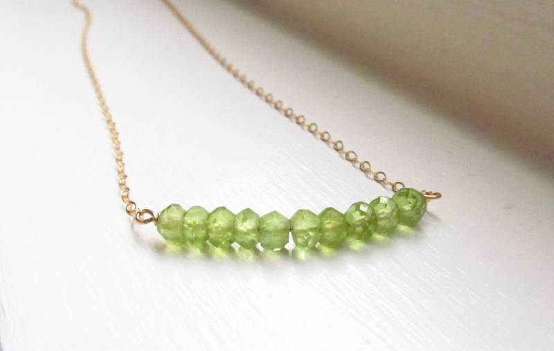 Peridot Kette August Geburtsstein Bar Frühling Grün Gold Silber Rondelle von WynnDesign