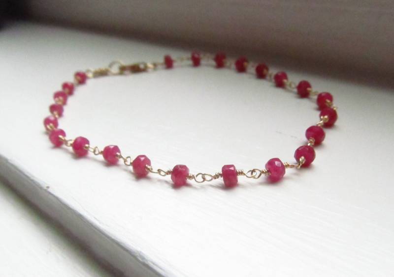 Rubin Armband Juli Geburtsstein Rosenkranz Stil Echte Stacking Wire Wrap von WynnDesign