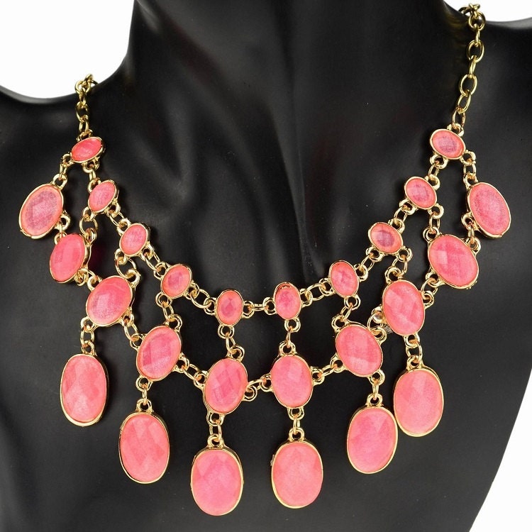Bib Statement Necklace, Vergoldet Cluster Drop Halskette Mit Facettierten Lucite Und Passende Kabelkette Einem Hummer Verschluss Gesichert Bib Statement Necklace, Vergoldet Cluster Drop Halskette Mit Facettierten Lucite Und Passende Kabelkette Einem Hummer Verschluss Gesichert von XCharmingCreationsX