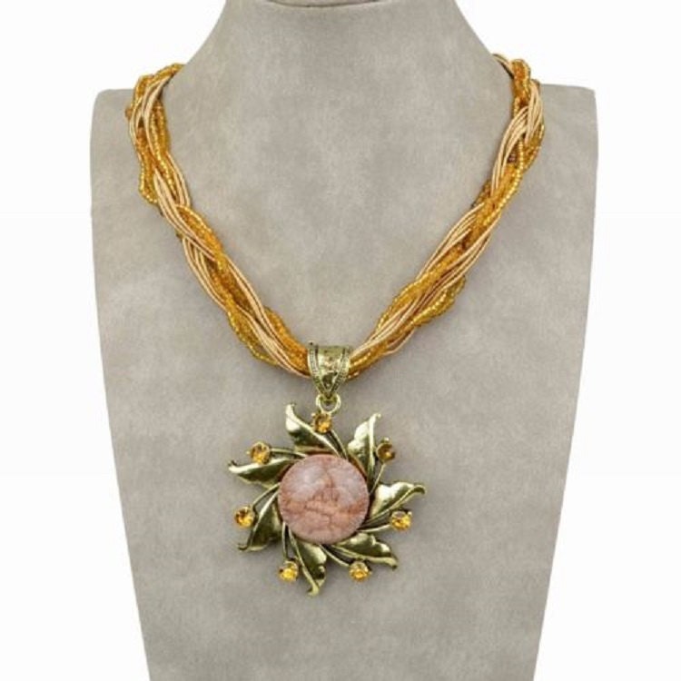 Chunky Sunflower Stein-Anhänger Mit Strass-Kristallen Auf Einem Passenden Collier Aufgehängt, Und Glasperlen-Wellen-Halskette, Die Chunky Sunflower Stein-Anhänger Mit Strass-Kristallen Auf Einem Passenden Collier Aufgehängt, Und Glasperlen-Wellen-Halskette, Die von XCharmingCreationsX