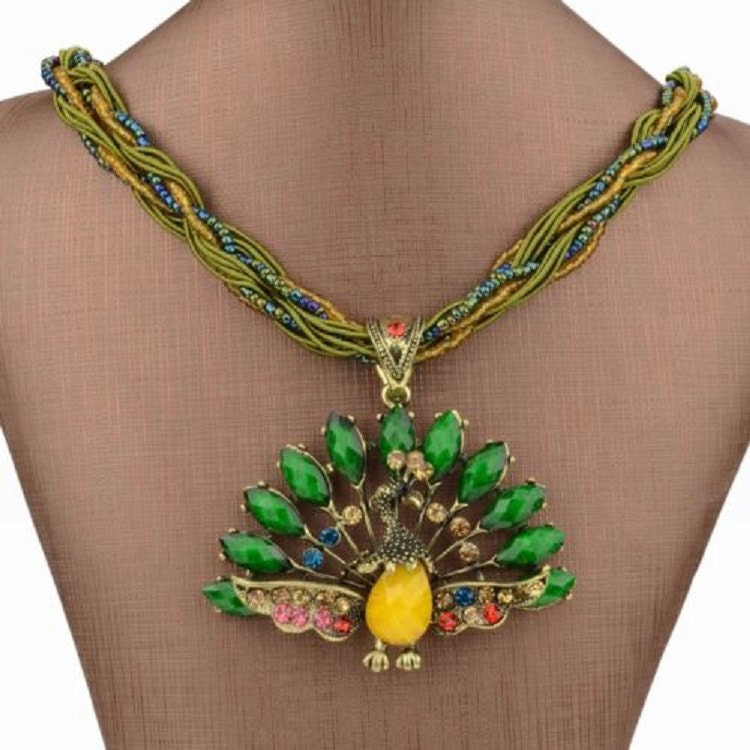 Kristall Und Kupferfarbene Pfau Anhänger Bib-Halskette, Die An Einer Passenden Öse Metallic-Glasperlen-Wellenkette Hängt, Mit Hummerklaue Kristall Und Kupferfarbene Pfau Anhänger Bib-Halskette, Die An Einer Passenden Öse Metallic-Glasperlen-Wellenkette Hängt, Mit Hummerklaue von XCharmingCreationsX
