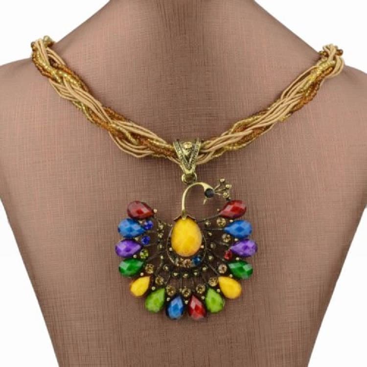 Kristall - Und Kupferfarbene Pfau-Anhänger-Lätzchen-Halskette, Die Von Einer Passenden Öse An Metallic-Glasperlen-Wellenkette Aufgehängt Wird Kristall - Und Kupferfarbene Pfau-Anhänger-Lätzchen-Halskette, Die Von Einer Passenden Öse An Metallic-Glasperlen-Wellenkette Aufgehängt Wird von XCharmingCreationsX