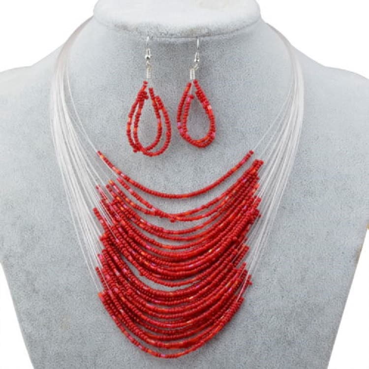 Mehrschichtige Glasperlen-Bib-Halskette Mit Passendem Haken-Ohrring-Set, Das Einem Silberfarbenen Karabiner Auf Einer Verlängerungskette Befestigt Mehrschichtige Glasperlen-Bib-Halskette Mit Passendem Haken-Ohrring-Set, Das Einem Silberfarbenen Karabiner Auf Einer Verlängerungskette Befestigt von XCharmingCreationsX