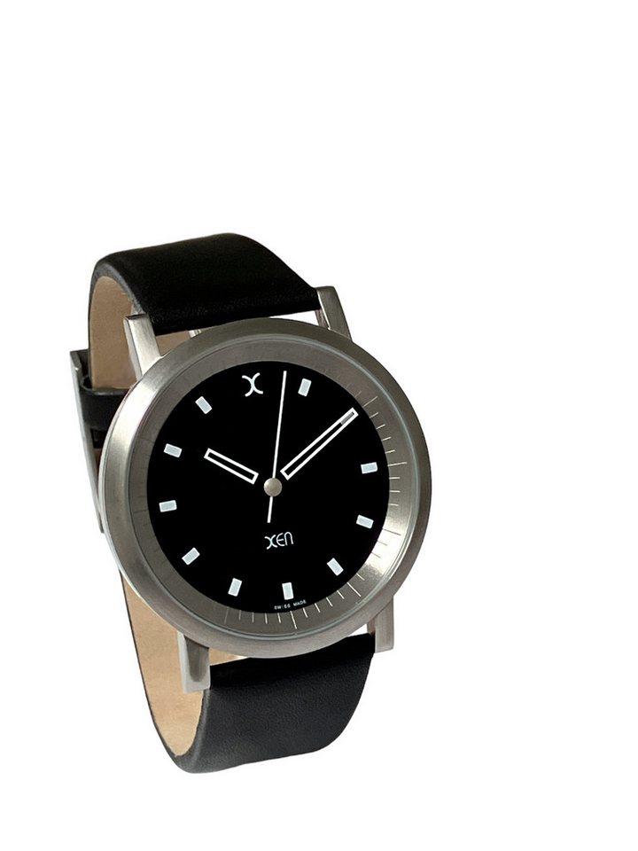 XEN Quarzuhr Herren Schwarz Silber Edelstahl Swiss Made Lederband 5 Bar XQ0051, versenkte Krone im Gehäuse, Gehäuseboden mit Schrauben verschraubt von XEN
