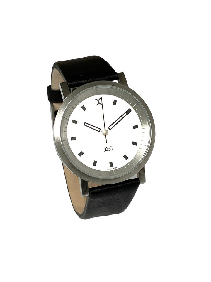 XEN Quarzuhr Herren Schwarz Silber Edelstahl Swiss Made Lederband 5 Bar XQ0052, versenkte Krone im Gehäuse, Gehäuseboden mit Schrauben verschraubt von XEN
