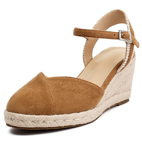 XIEDA Damen Klassische Keilsandalen 7,6 cm Geschlossene Zehe Plateau Espadrilles Verstellbarer Knöchelriemen Bequeme Sommer Faux Wildleder Wedges Schuhe, Braun, 37 EU von XIEDA