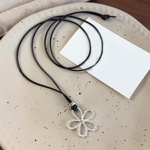 XINYIN Verstellbare Halskette mit hohlem Blumenanhänger, schwarze Lederschnur, Schmuck für Frauen, handgefertigt, angenehm zu tragen, verstellbare hohle Blume von XINYIN