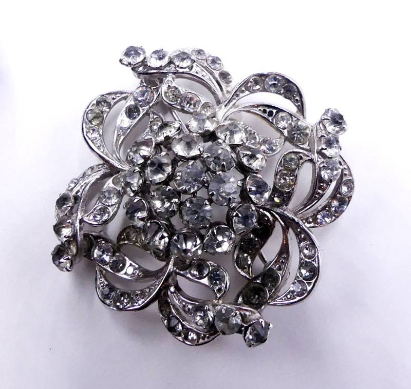 Vintage Feine Silber-Ton & Klare Strass-Brosche von XLHDesignsArt