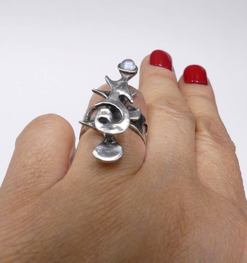 Vintage Handgemachte Moderne Signierte Sterling Silber Mit Natürlichem Mondstein Ring Größe 7.5 von XLHDesignsArt