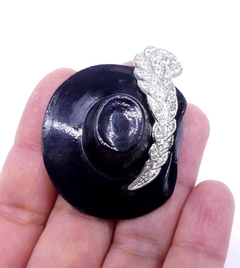 Vintage Schwarze Emaille Hut Aus Metall Mit Silberfarbener Strass Feder Anstecknadel Brosche von XLHDesignsArt
