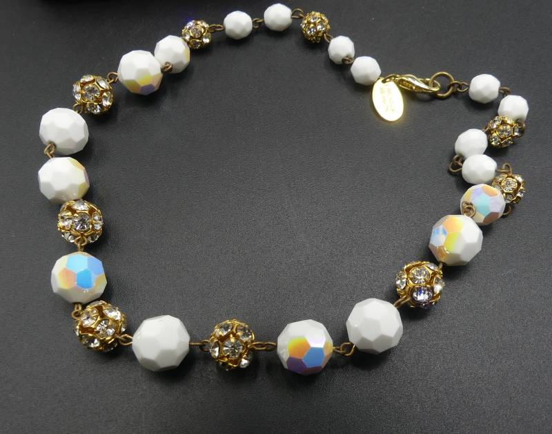 Vintage Signierte Erickson Beamon Goldfarbene Und Weiße Glas Strassperlen Halskette von XLHDesignsArt