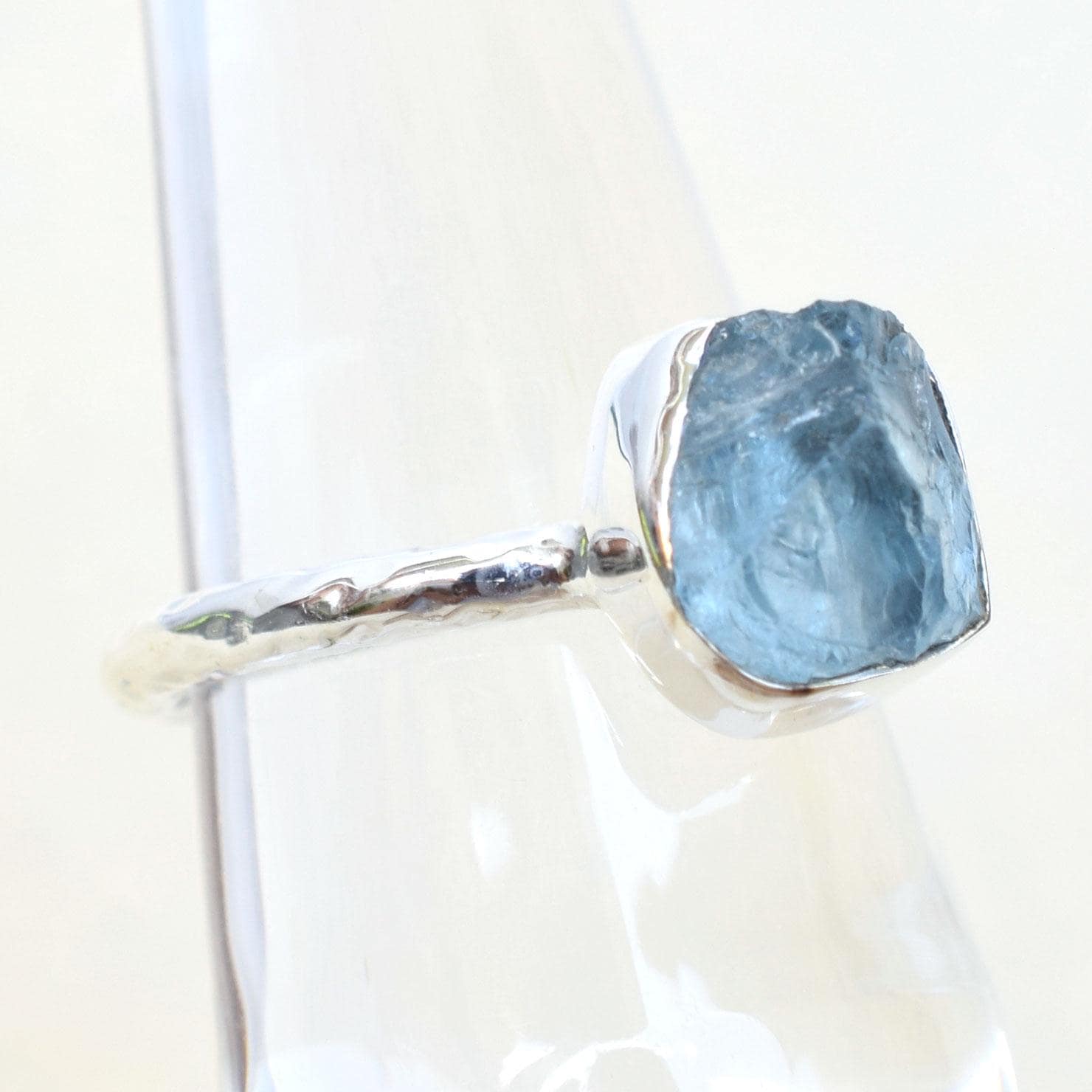 Gehämmerter Sterling Silber Aquamarin Ring Geburtsstein Stapelring von XLjewelry