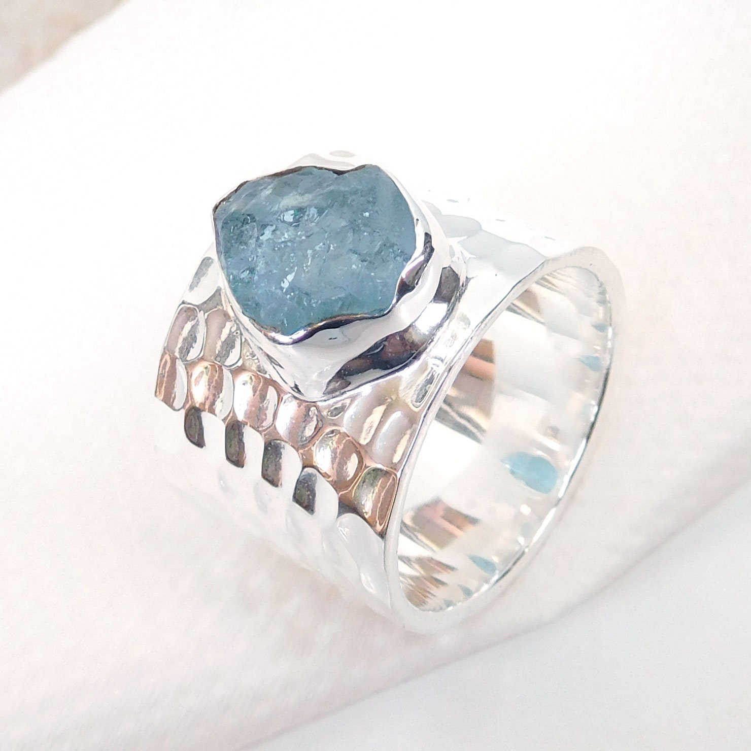 Gehämmerter Sterling Silber Aquamarin Ring - Handgemachter Herrenring von XLjewelry