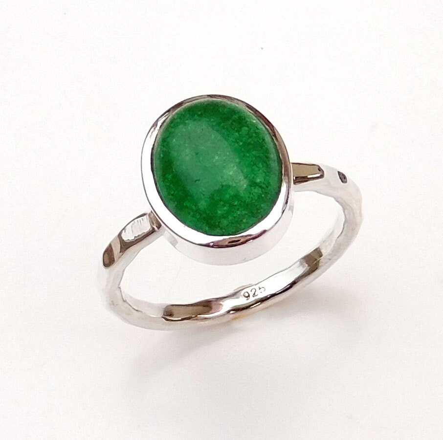 Grün Jade Ring Sterling Silber Band Gehämmert von XLjewelry