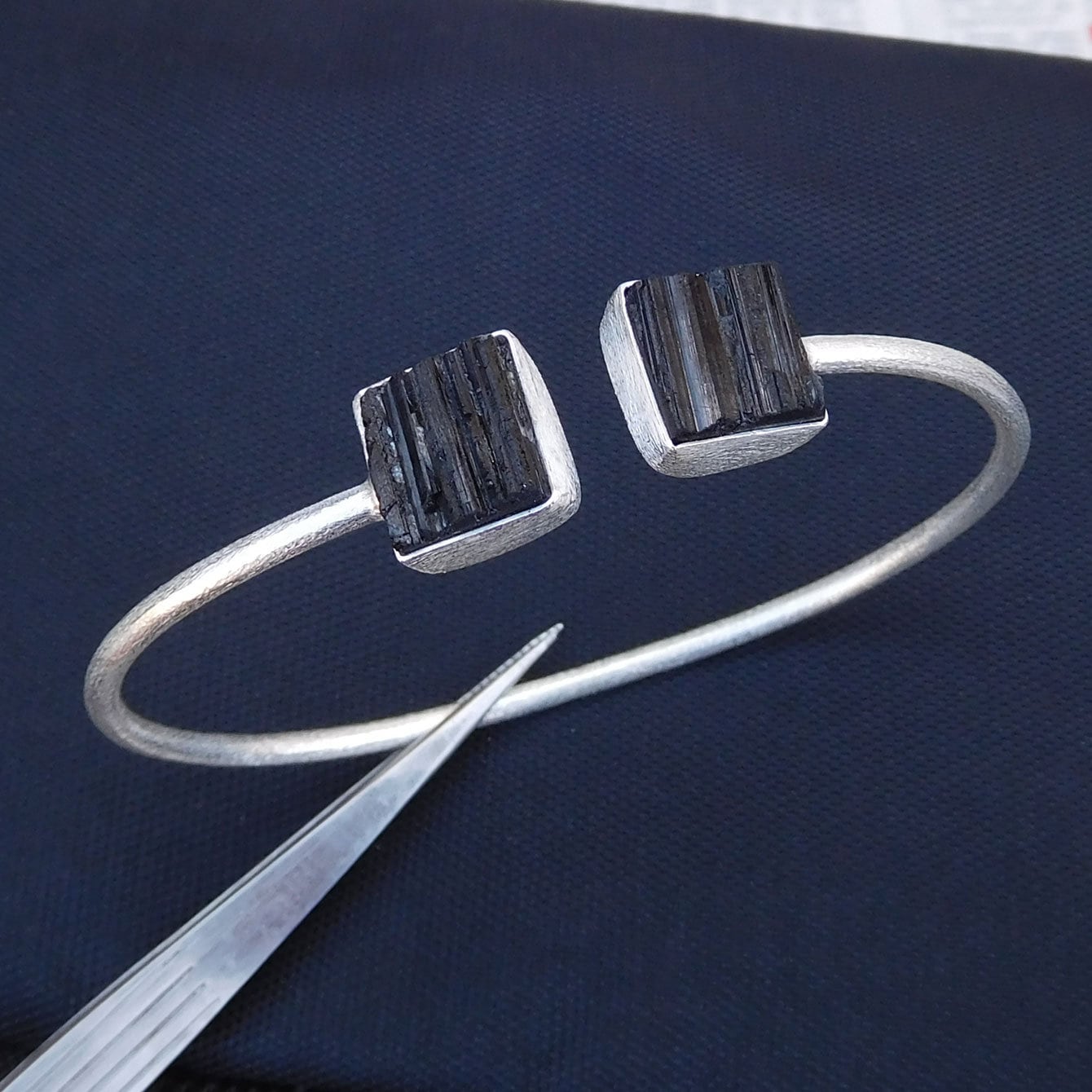 Handgefertigter Armreif Aus Schwarzem Turmalin Gebürstetes Sterling Silber von XLjewelry