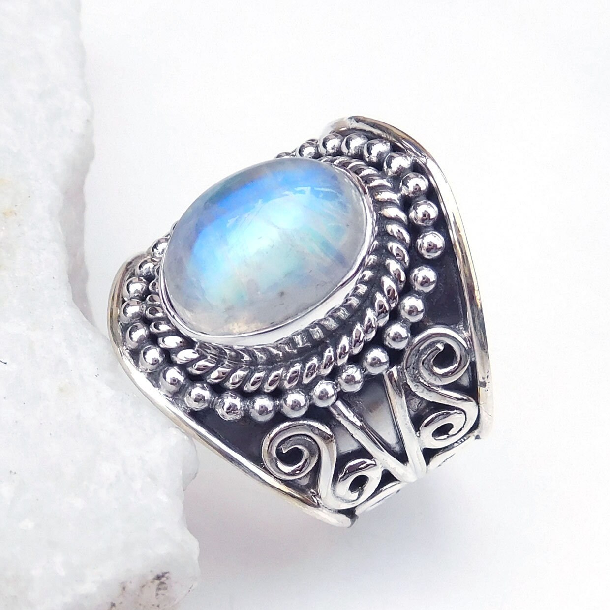 Handgefertigter Regenbogen Mondstein Ring 925 Sterling Silber | 8 X 10 Mm von XLjewelry