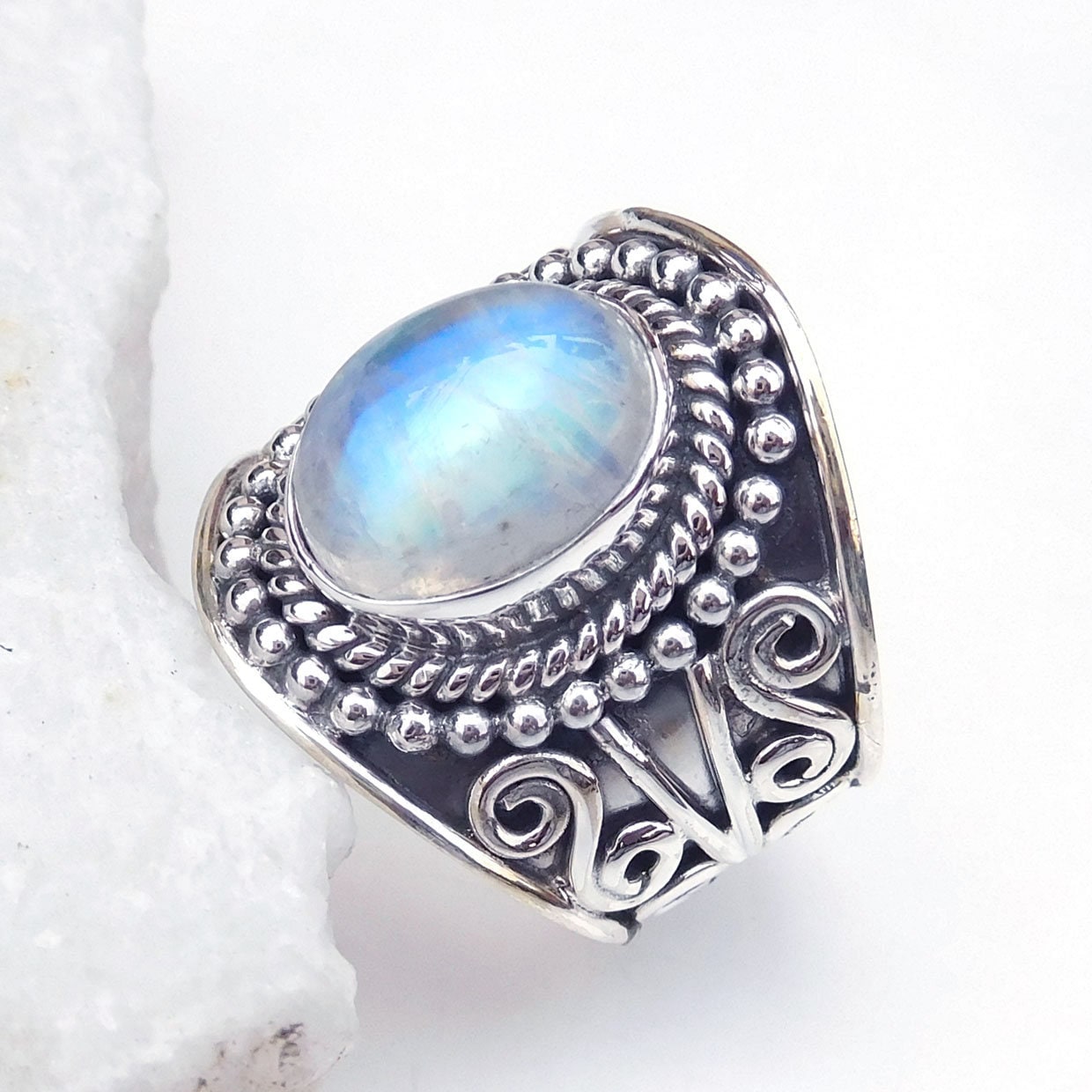 Handgefertigter Regenbogen Mondstein Ring 925 Sterling Silber | 8 X 10 Mm von XLjewelry