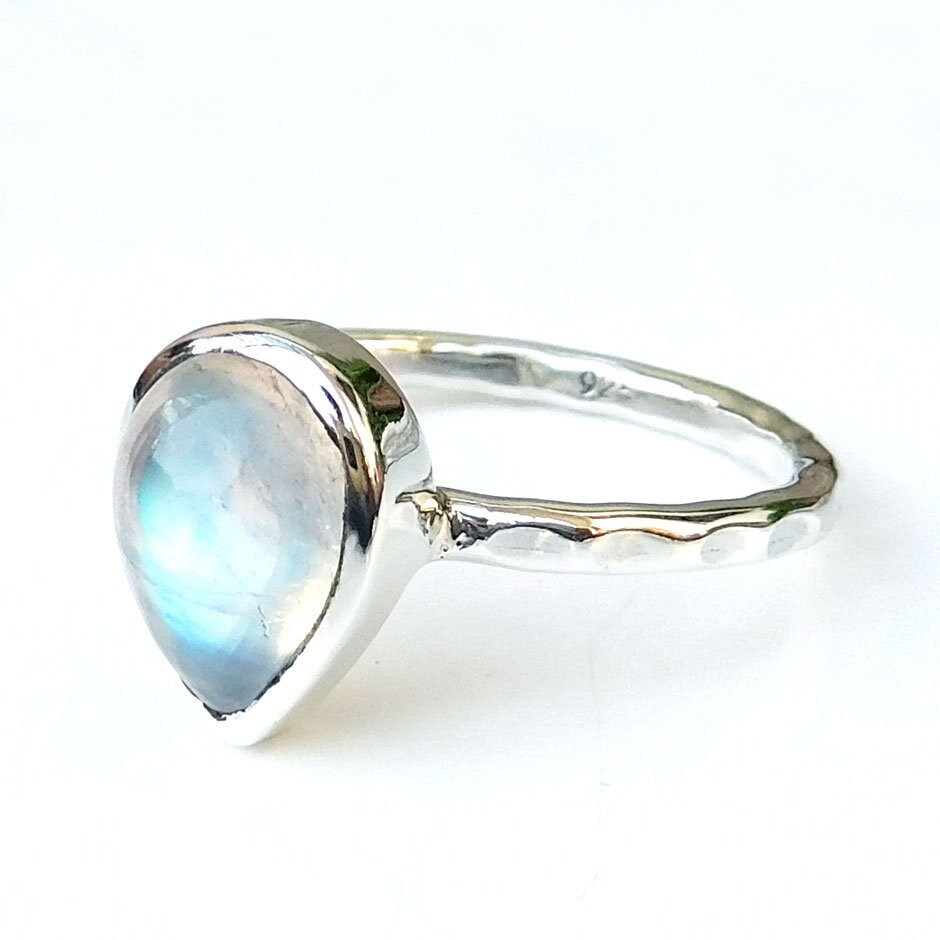 Handgemachte Birne Regenbogen Mondstein Ring Gehämmertes 925 Sterling Silber von XLjewelry