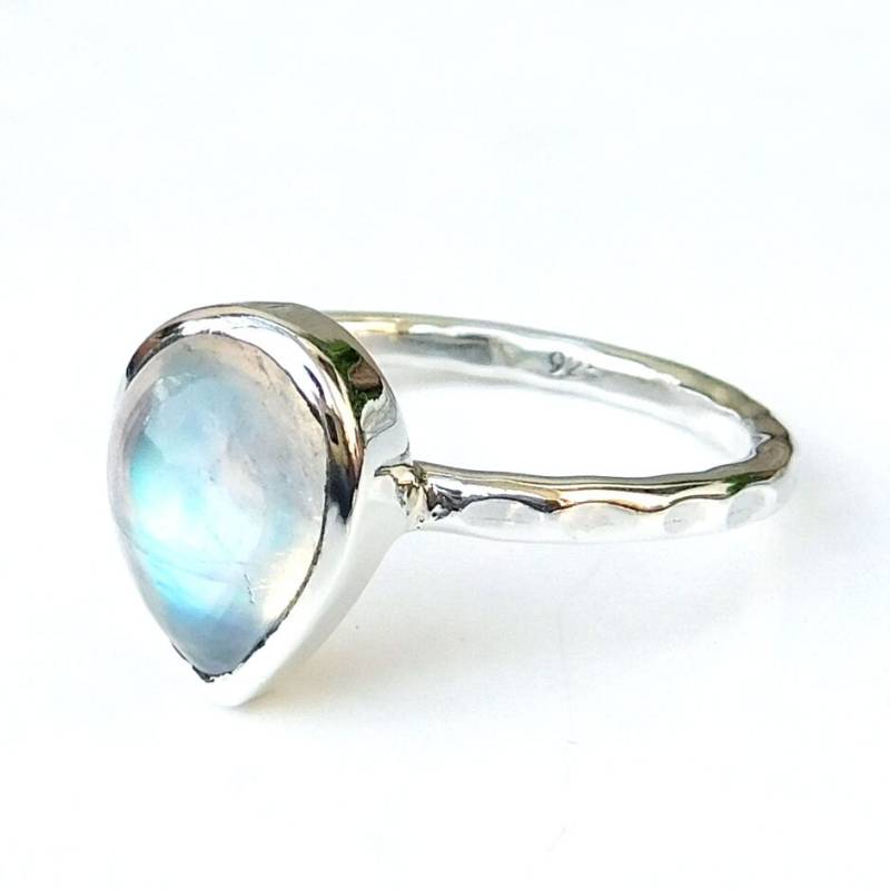 Handgemachte Birne Regenbogen Mondstein Ring Gehämmertes 925 Sterling Silber von XLjewelry