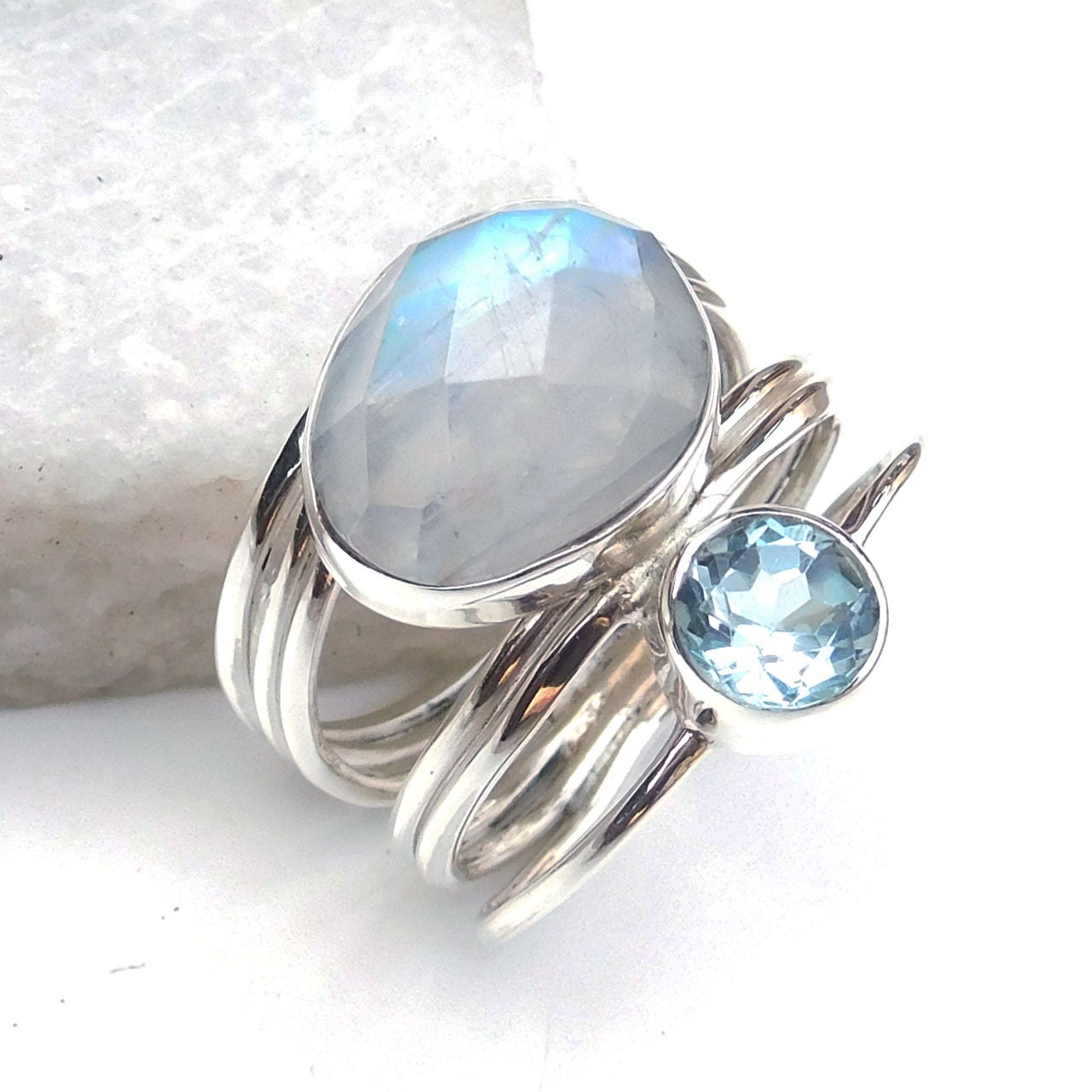 Handgemachte Regenbogen Mondstein & Blautopas 925 Sterling Silber Ring von XLjewelry