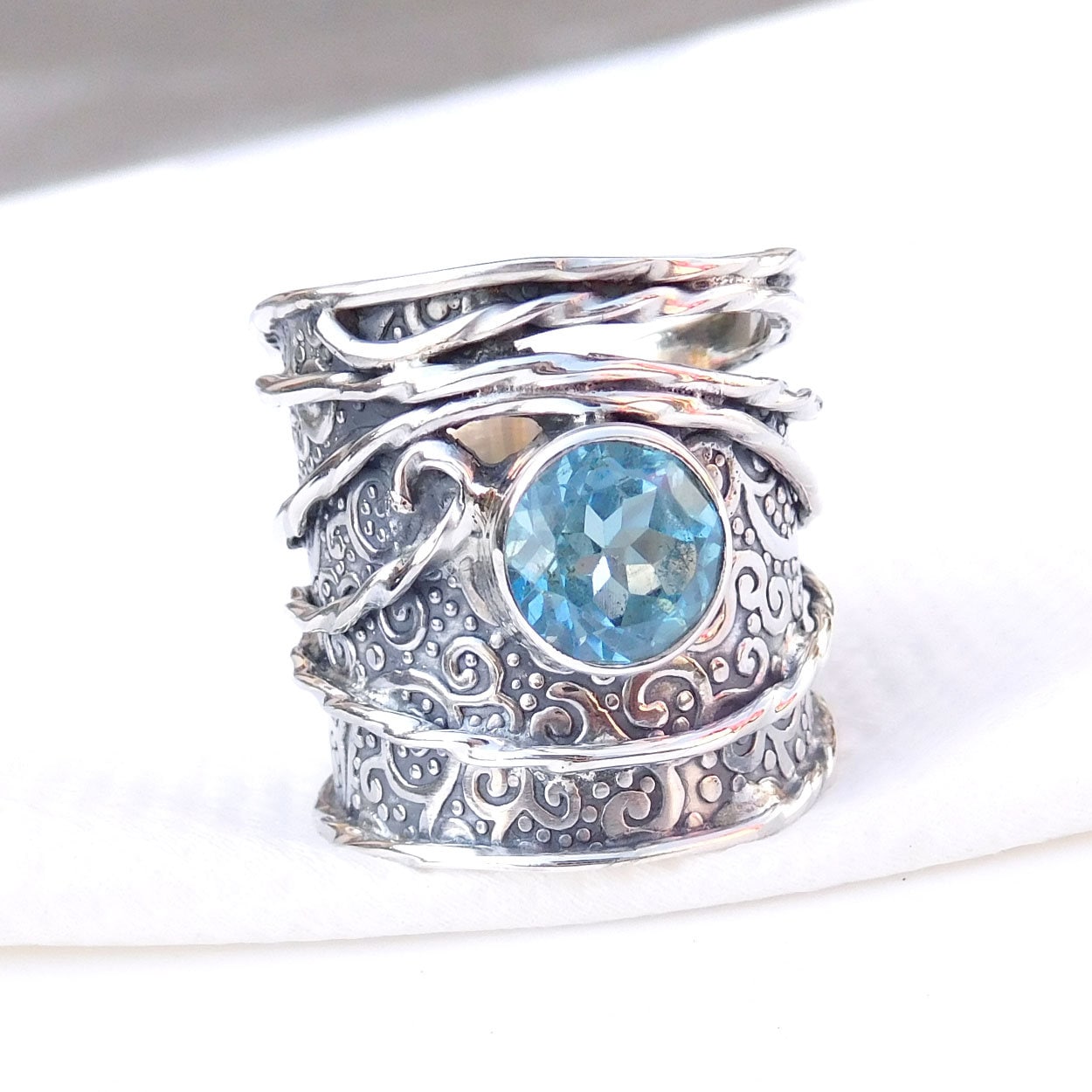Handgemachter Blautopas-Ring Aus 925Er Sterlingsilber, Zeitgemäßes Design von XLjewelry