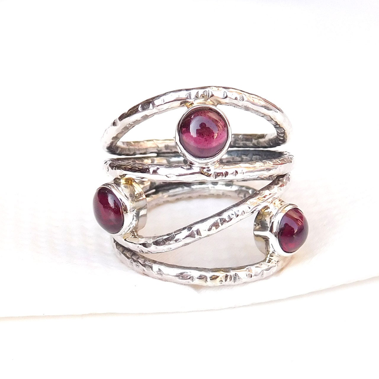 Handgemachter Gehämmerter Sterlingsilber-Granat-Ring Edelstein Solitär von XLjewelry