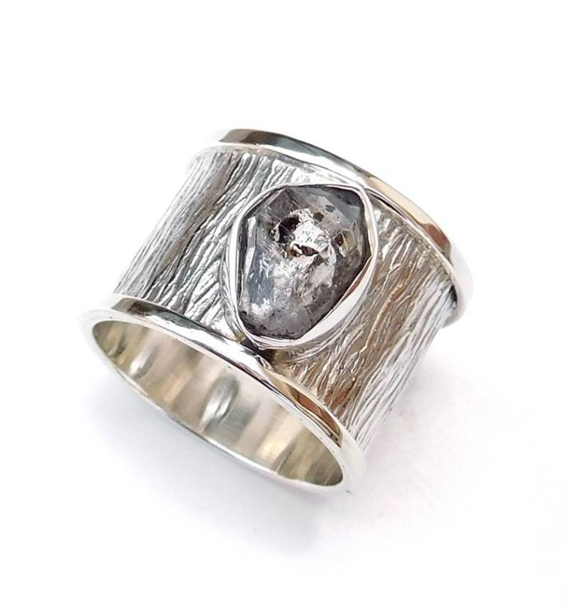 Handgemachter Herkimer Diamant Ring Roher Edelstein, Strukturiertes Sterling Silber Band von XLjewelry