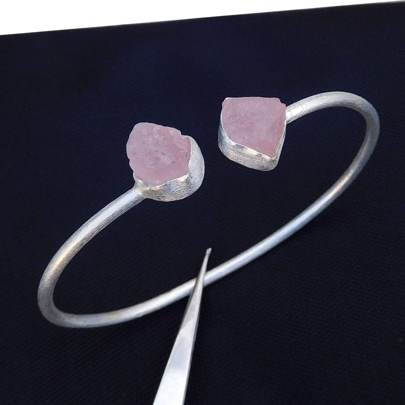 Handgemachter Morganit Armreif Gebürstetes Sterling Silber Armband von XLjewelry