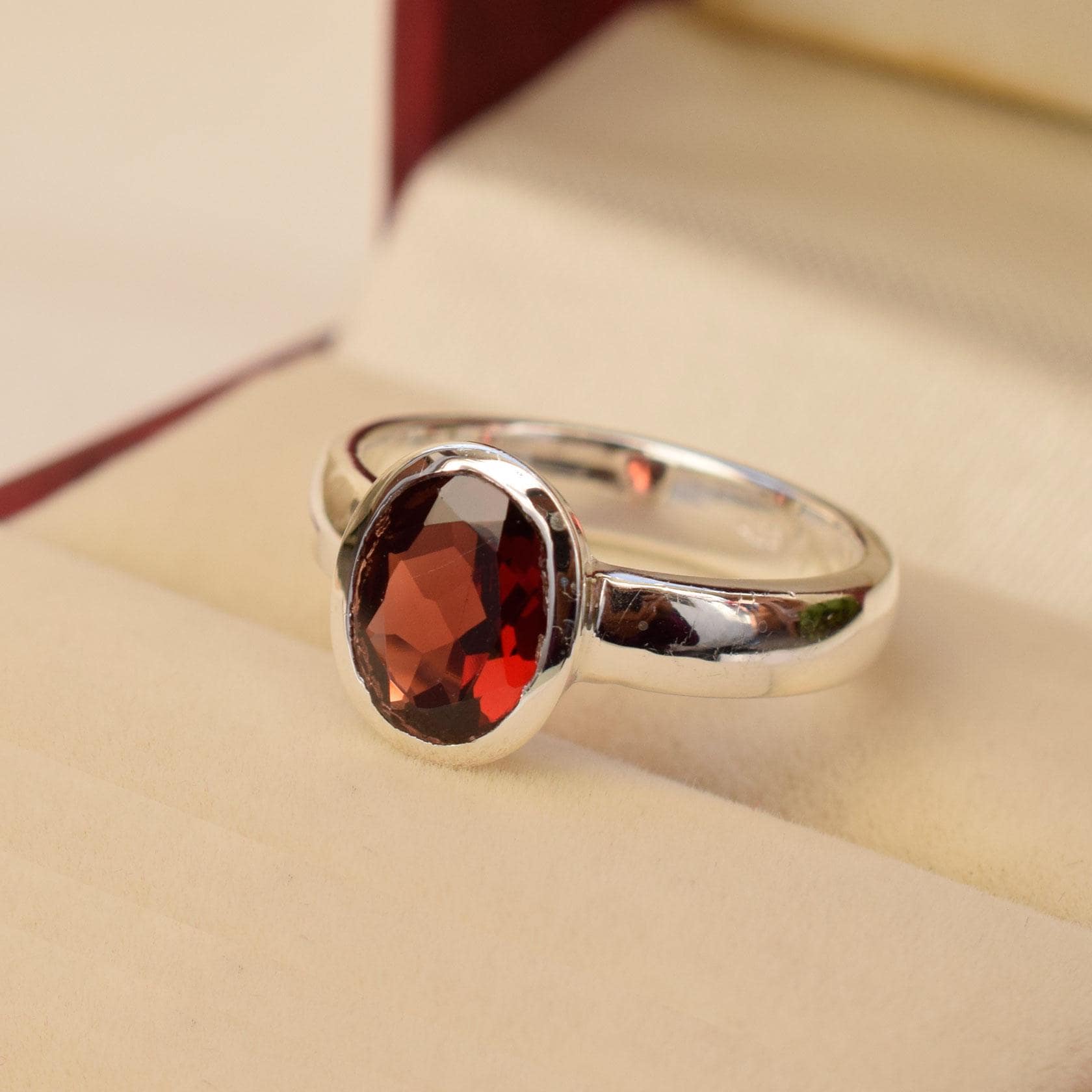 Handgemachter Ring Mit Rotem Granat Ovaler Sterling Silber Januar Geburtsstein von XLjewelry