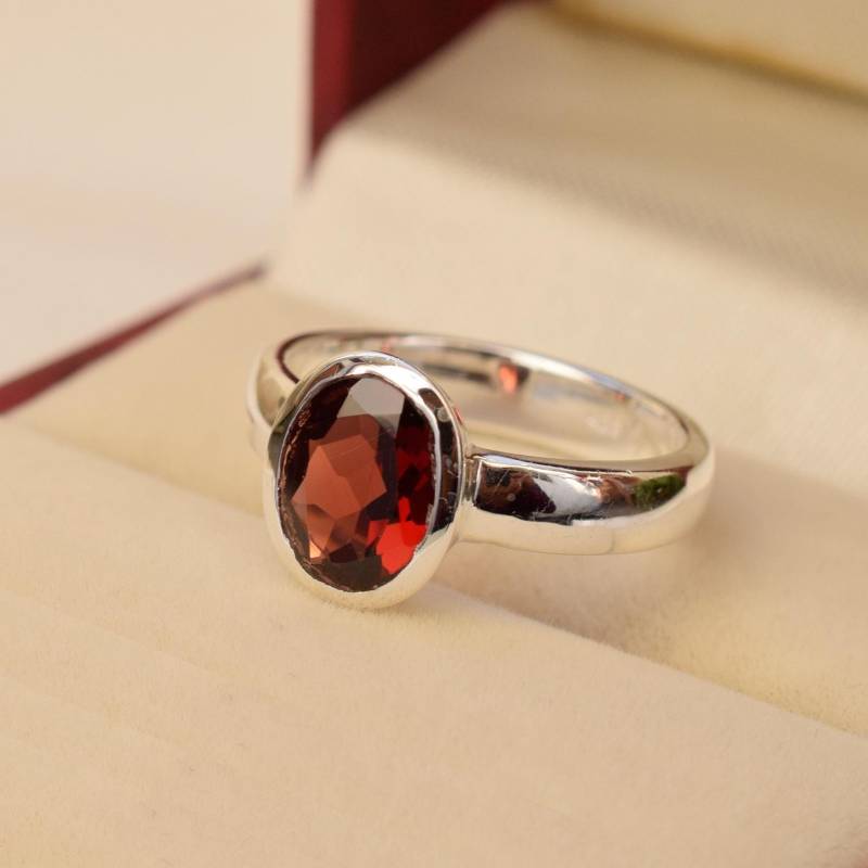 Handgemachter Ring Mit Rotem Granat Ovaler Sterling Silber Januar Geburtsstein von XLjewelry