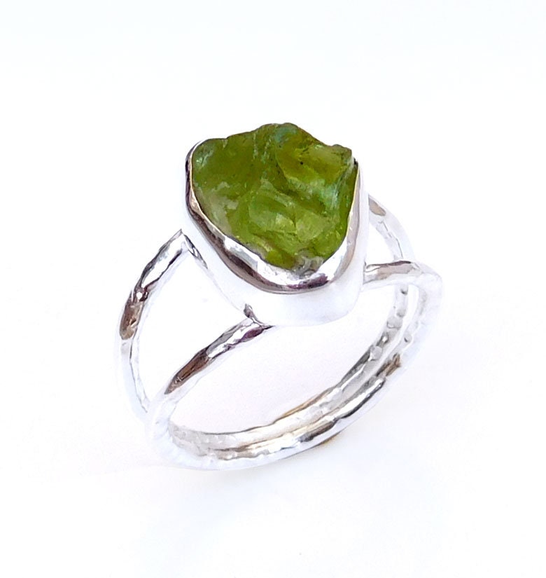 Handgemachter Roher Peridot Ring Sterling Silber Rohstein Ring von XLjewelry