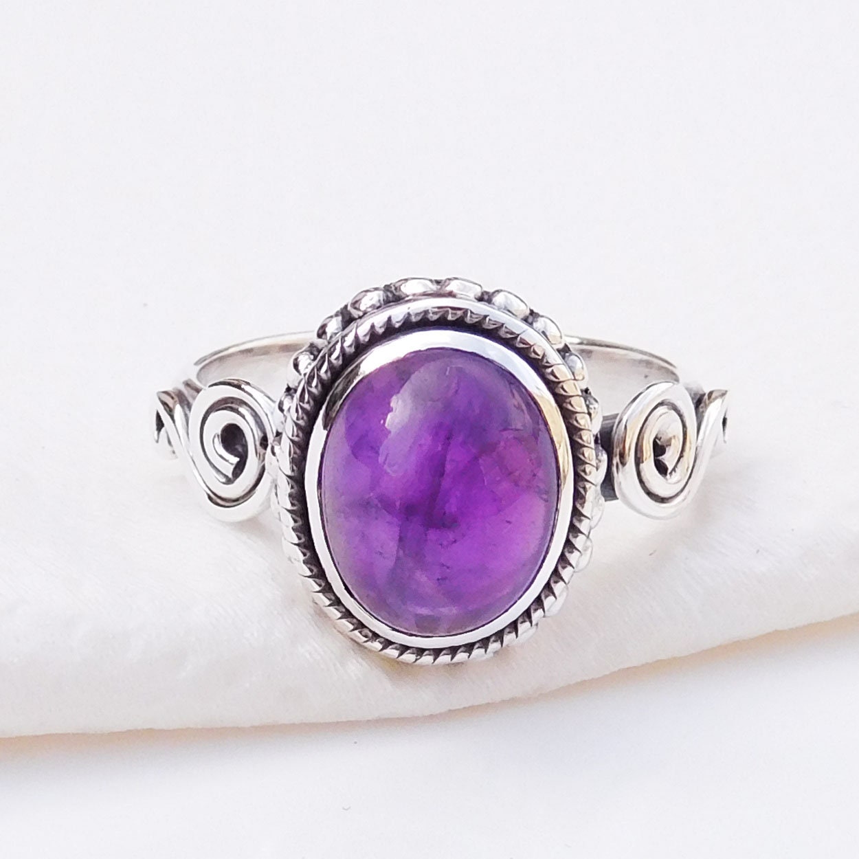 Handgemachter Silberring Mit Amethyst Ovales Cabochon, Geburtsstein von XLjewelry