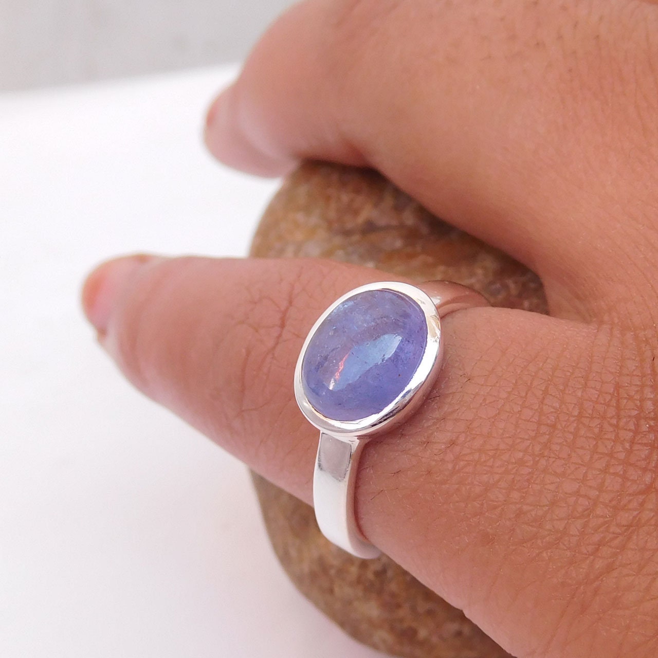 Handgemachter Tansanit Cabochon Ring Aus Silber | 7 X 9 Mm von XLjewelry