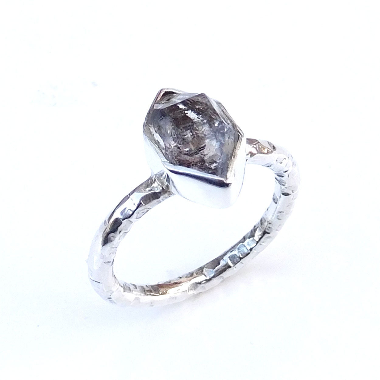 Herkimer Diamant Ring Gehämmert Sterling Silber Band von XLjewelry