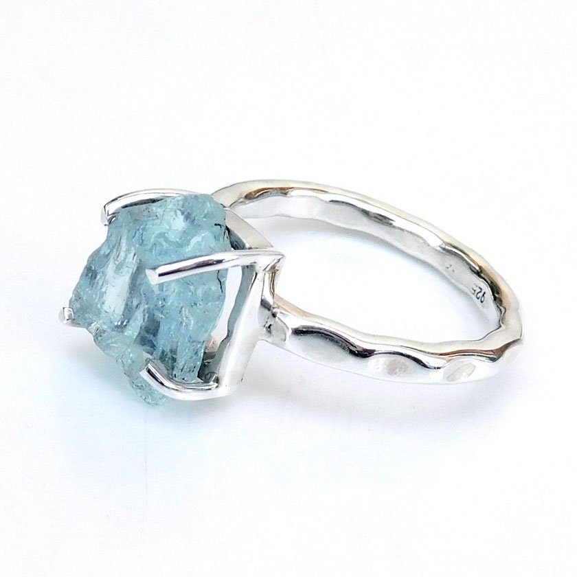 Roher Aquamarin Ring Gehämmerter Sterling Silber Geburtsstein Ring von XLjewelry