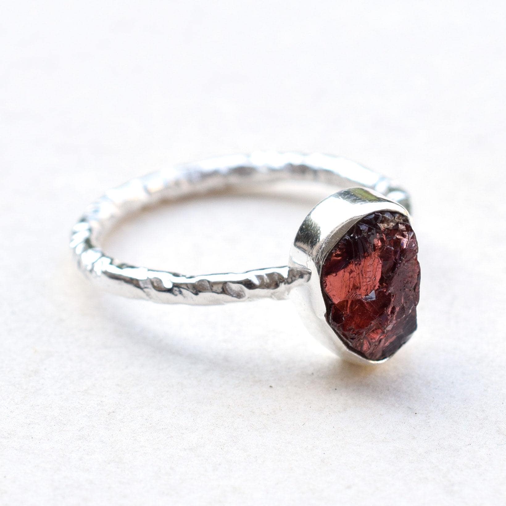 Roher Granat Ring Sterling Silber Januar Geburtsstein Gehämmert von XLjewelry