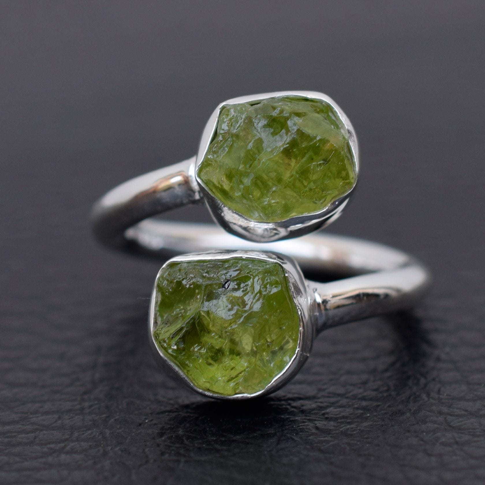 Roher Grüner Peridot Ring Handgefertigtes 925 Sterling Silber Band von XLjewelry