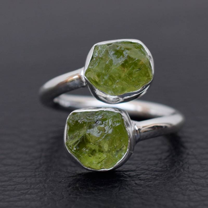 Roher Grüner Peridot Ring Handgefertigtes 925 Sterling Silber Band von XLjewelry