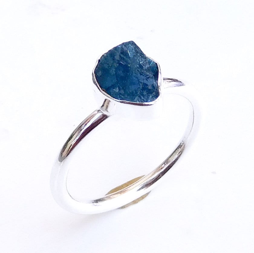 Roher Neon Blauer Apatit-Ring Stapelbares Band 925 Sterlingsilber von XLjewelry