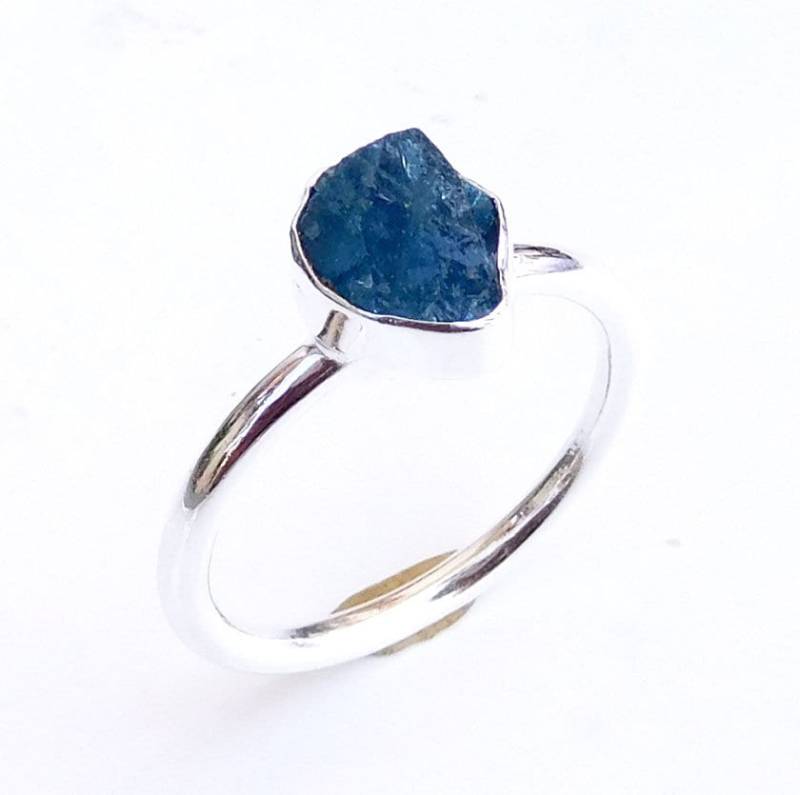 Roher Neon Blauer Apatit-Ring Stapelbares Band 925 Sterlingsilber von XLjewelry